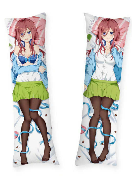 Miku Nakano timide dakimakura