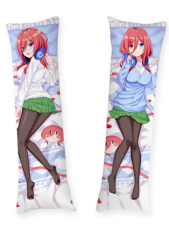 Miku Nakano au casque dakimakura