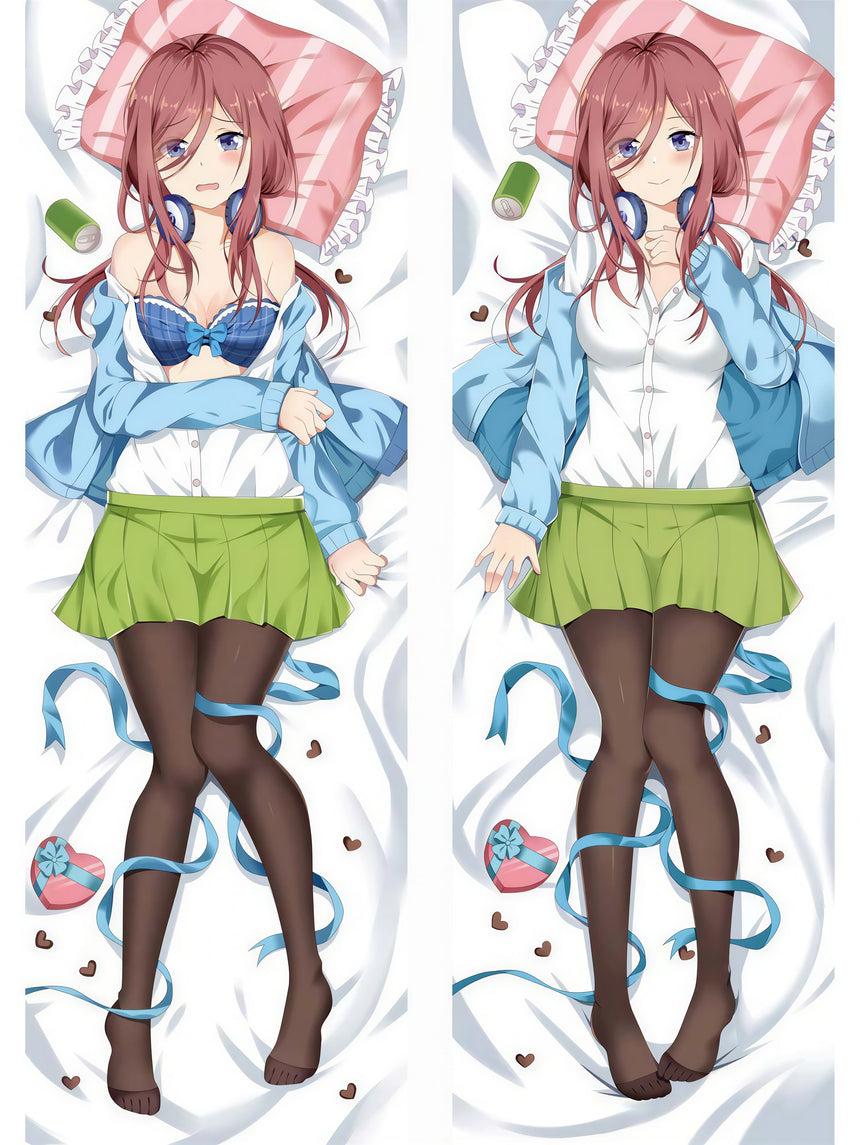 Miku Nakano timide dakimakura